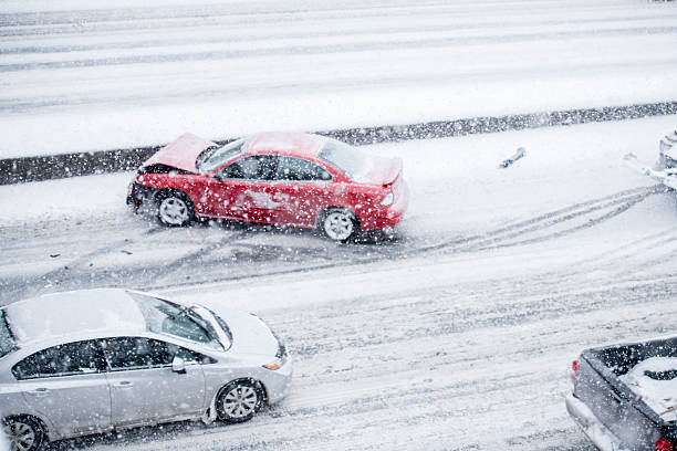 accidente de coche en la carretera - coche nieve fotografías e imágenes de stock